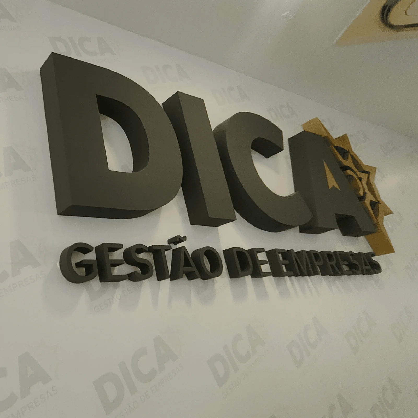 O letreiro DICA — Gestão de Empresas na parede da recepção